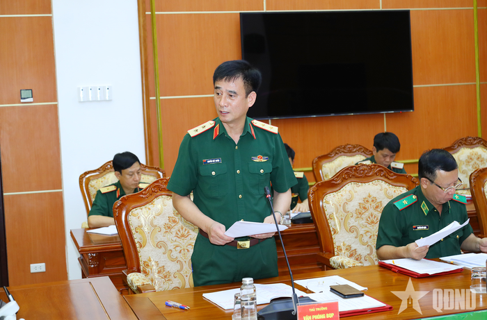 Trung tướng Nguyễn Viết Tuyên, Chánh văn phòng Bộ Quốc phòng báo cáo kế hoạch tổ chức Hội nghị quân chính toàn quân 6 tháng đầu năm 2026.