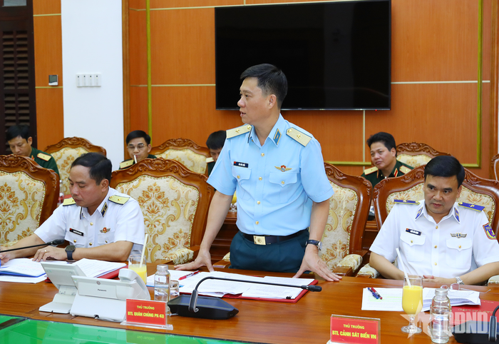 Thiếu tướng Bùi Đức Hiền, Phó tư lệnh, Tham mưu trưởng Quân chủng Phòng không-Không quân phát biểu tại hội nghị.