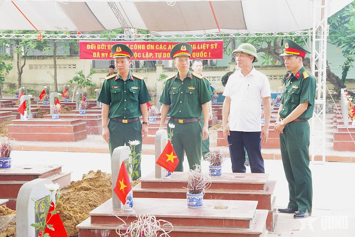 Cán bộ Bộ CHQS tỉnh theo dõi, chỉ đạo công tác lấy mẫu bảo đảm chặt chẽ, nghiêm túc.