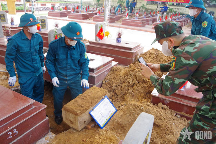 Công tác khai quật lấy mẫu hài cốt liệt sĩ được thực hiện theo đúng quy trình.