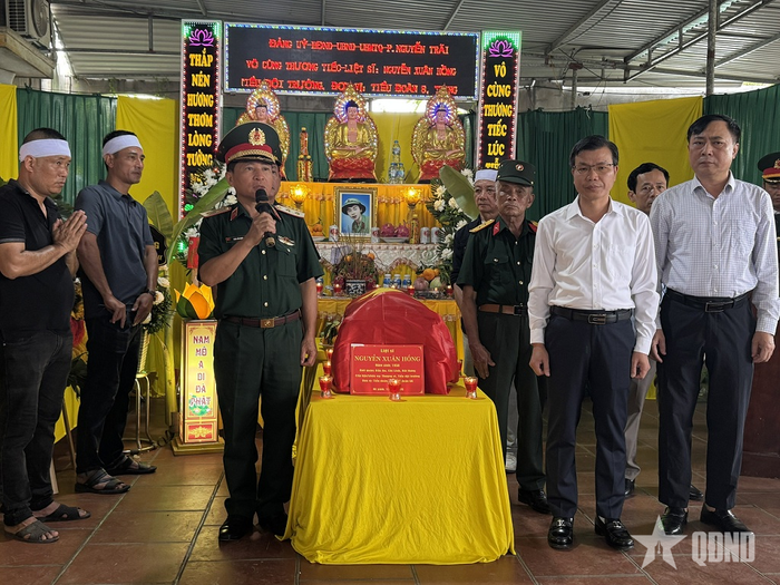 Trung tướng Trần Tấn Hùng, Phó chủ tịch Thường trực Hội Hỗ trợ gia đình liệt sĩ Việt Nam bàn giao hài cốt liệt sĩ Nguyễn Xuân Hồng cho cấp ủy, chính quyền địa phương và thân nhân gia đình liệt sĩ. Ảnh: THÁI GIANG