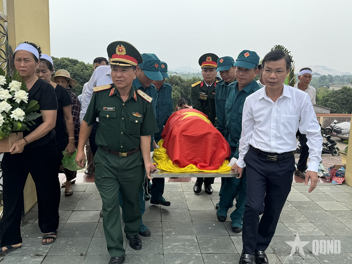 Các đại biểu cùng người thân gia đình, họ hàng, nhân dân tổ dân phố Bắc Nội tiễn đưa liệt sĩ Nguyễn Xuân Hồng về Nghĩa trang liệt sĩ Bắc An, phường Nguyễn Trãi, TP Hải Phòng. Ảnh: THÁI GIANG