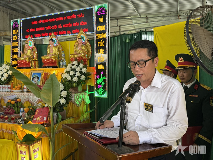Ông Nguyễn Vĩnh Phú, Phó chủ tịch HĐND phường Nguyễn Trãi phát biểu tại Lễ truy điệu liệt sĩ Nguyễn Xuân Hồng. Ảnh: THÁI GIANG