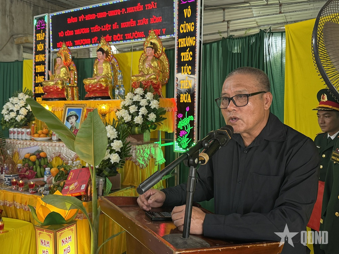 Cựu chiến binh Vũ Anh Tuấn là bạn chiến đấu với liệt sĩ Nguyễn Xuân Hồng kể chuyện khi đồng đội hy sinh. Ảnh: THÁI GIANG