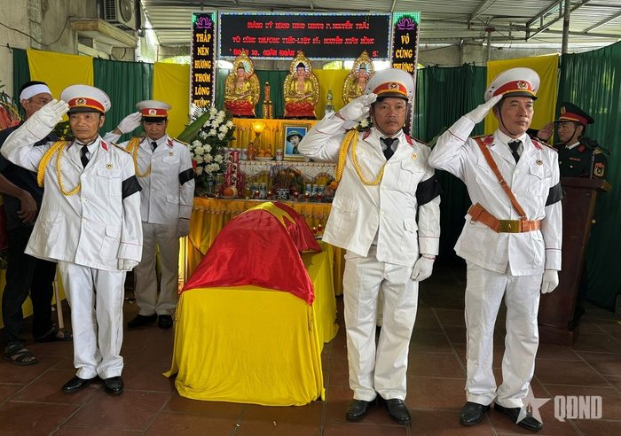 Lễ truy điệu liệt sĩ Nguyễn Xuân Hồng. Ảnh: THÁI GIANG