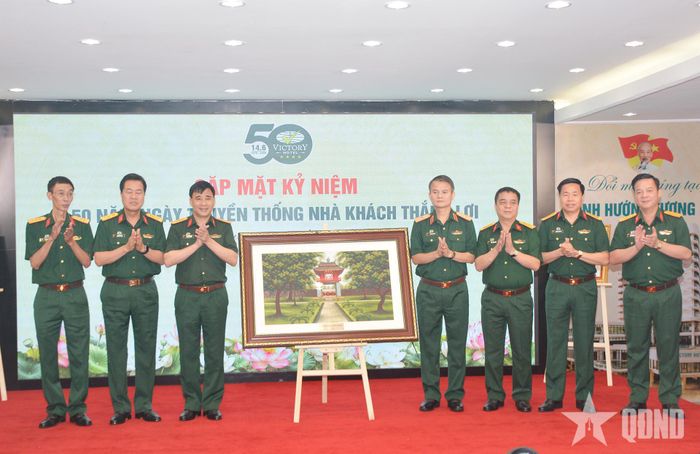 Chỉ huy Cục Hậu cần, Bộ Tổng Tham mưu trao quà tặng Nhà khách Thắng Lợi. 