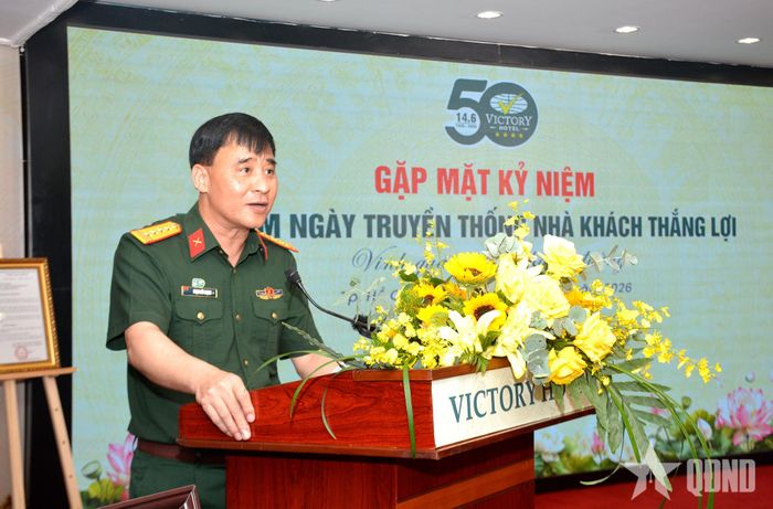  Đại tá Phạm Đức Mạnh trình bày diễn văn ôn lại truyền thống Nhà khách Thắng Lợi. 