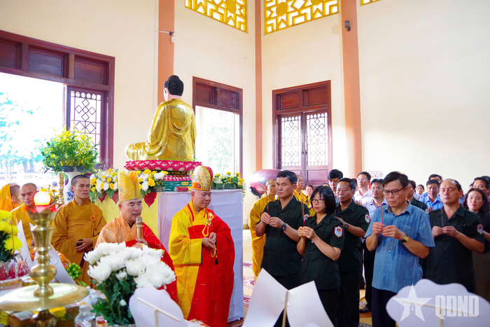 Dâng hương tưởng nhớ các Anh hùng liệt sĩ. 