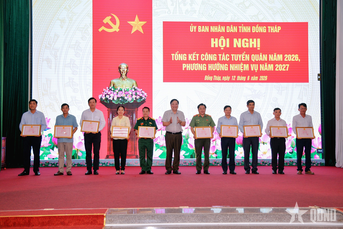 Lãnh đạo tỉnh Đồng Tháp khen thưởng cho các tập thể và cá nhân tại hội nghị.