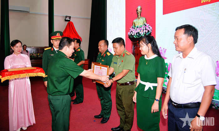 Thiếu tướng Trần Minh Trang, Chỉ huy trưởng Bộ CHQS tỉnh Đồng Tháp khen thưởng cho các tập thể và cá nhân.