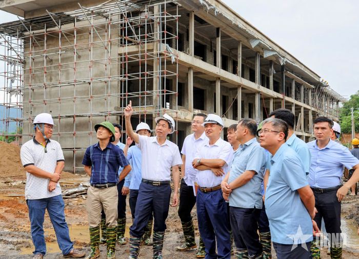 Đoàn kiểm tra của UBND tỉnh Điện Biên kiểm tra tiến độ xây dựng tại Trường nội trú liên cấp Núa Ngam.