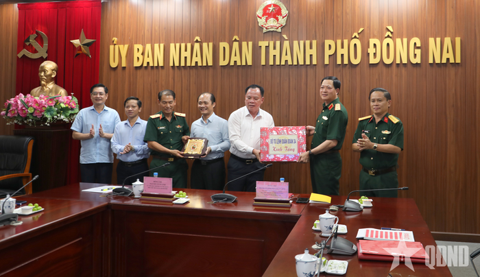 Bộ tư lệnh Quân đoàn 34 trao quà tặng lãnh đạo TP Đồng Nai.