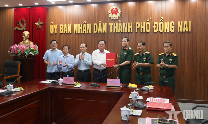 Lãnh đạo TP Đồng Nai trao quà tặng Bộ tư lệnh Quân đoàn 34.
