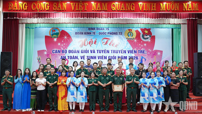 Các đại biểu và các đội thi.