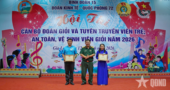 Đại tá Nguyễn Chí Kiên trao giấy khen tặng đội đạt giải Nhì và giải Ba.