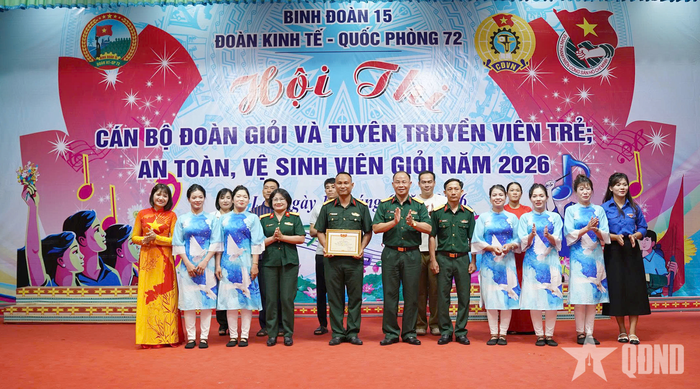 Đại tá Thái Bá Mão, Phó chủ nhiệm Chính trị trao giấy khen tặng đội đạt giải Nhất.