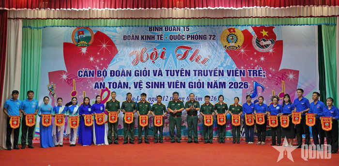 Lãnh đạo Đoàn Kinh tế - Quốc phòng 72 trao cờ lưu niệm cho các đội thi.