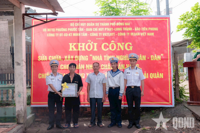 Trung tâm Huấn luyện Vùng 2 Hải quân tặng quà cho gia đình ông Châu Bảo Long.
