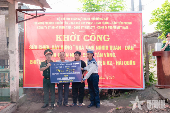 Đại diện Ban CHQS phường Phước Tân trao kinh phí sửa chữa nhà cho gia đình ông Châu Bảo Long.