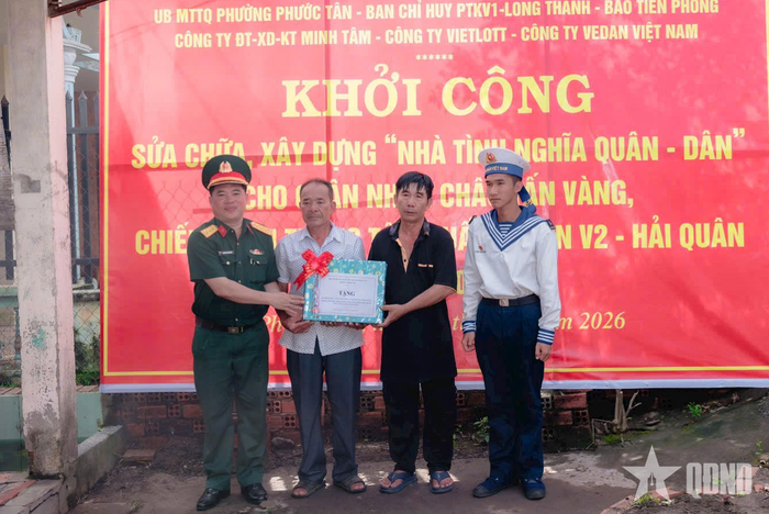 Bộ CHQS TP Đồng Nai tặng quà cho gia đình ông Châu Bảo Long.