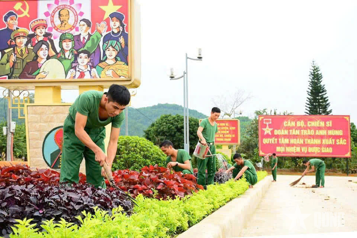 Chiến sĩ Trung đoàn 246 chăm sóc khuôn viên đơn vị.