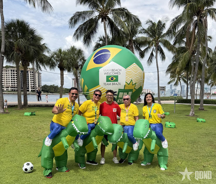 Tác giả bài viết (giữa) cùng các cổ động viên đội tuyển Brazil.