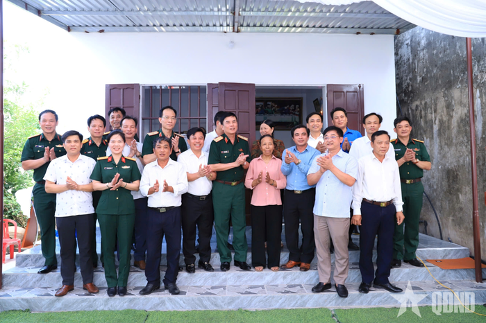  Các đại biểu cùng gia đình bà Nguyễn Thị Nhẫn trước căn nhà Đại đoàn kết.