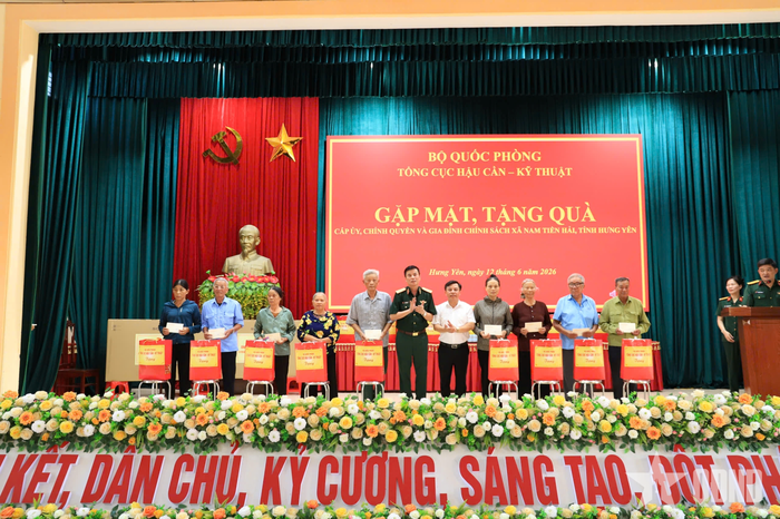  Trung tướng Đỗ Văn Thiện trao quà tặng các gia đình chính sách.