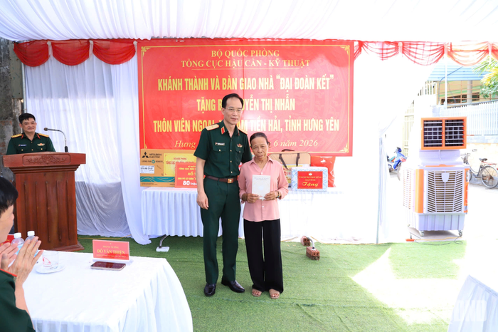  Thiếu tướng Nguyễn Mạnh Hùng, Chủ nhiệm Chính trị Tổng cục Hậu cần-Kỹ thuật trao quà tặng bà Nguyễn Thị Nhẫn.