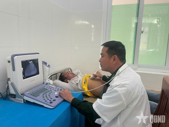 Trạm Y tế Quân dân y kết hợp Hùng Sơn được trang bị nhiều máy móc hiện đại phục vụ việc khám, điều trị cho bệnh nhân.