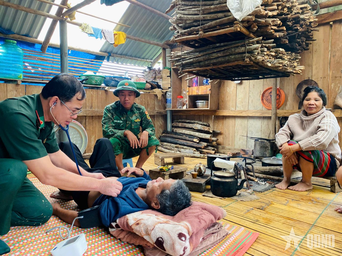 Thượng tá QNCN, bác sĩ Lê Gia Tân khám chữa bệnh cho bà con xã Tây Giang trong đợt mưa lũ lịch sử cuối năm 2025