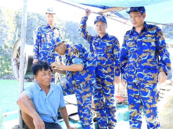 Cán bộ, chiến sĩ cắt tóc cho người dân. 
