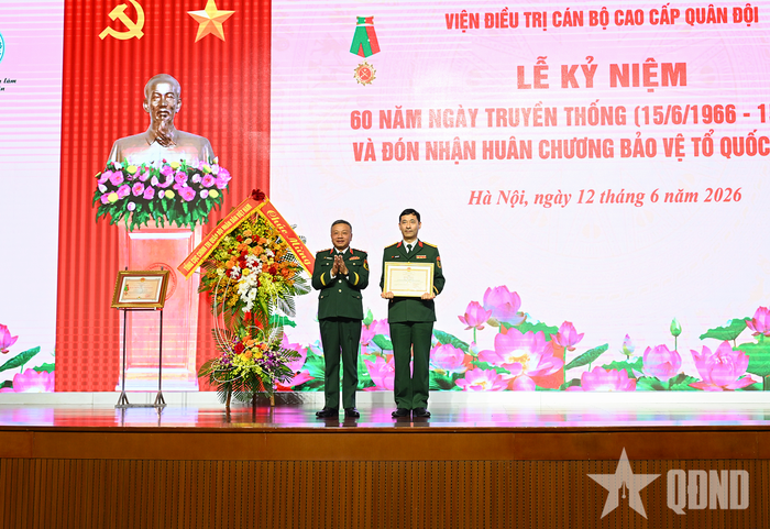 Thượng tướng Lê Quang Minh trao Bằng khen của Bộ trưởng Bộ Quốc phòng tặng Đại tá Nguyễn Đạo Tiến, Chủ nhiệm Khoa Nội tổng hợp, Viện A1.