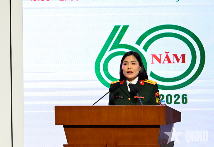 Thượng tá, TS, bác sĩ Đinh Thị Hải Hà, Viện trưởng Viện A1 trình bày diễn văn kỷ niệm.