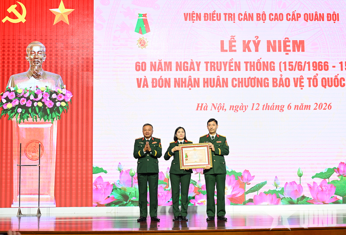 Thừa ủy quyền của Chủ tịch nước, Thượng tướng Lê Quang Minh trao Huân chương Bảo vệ Tổ quốc hạng Ba tặng Viện Điều trị cán bộ cao cấp Quân đội (Viện A1).