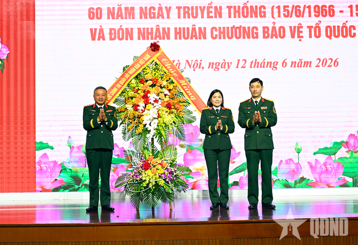 Thay mặt lãnh đạo Tổng cục Chính trị, Thượng tướng Lê Quang Minh tặng hoa Viện A1.