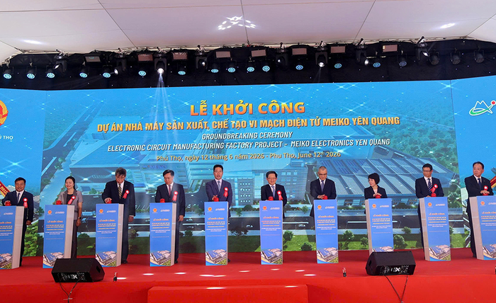 Các đại biểu thực hiện nghi thức khởi công Dự án.