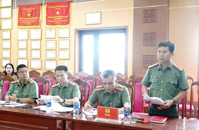 Lãnh đạo Phòng An ninh mạng và phòng, chống tội phạm sử dụng công nghệ cao phát biểu tại buổi làm việc.