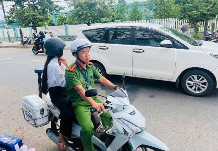 Công an xã Nam Phước hỗ trợ thí sinh kịp giờ thi.