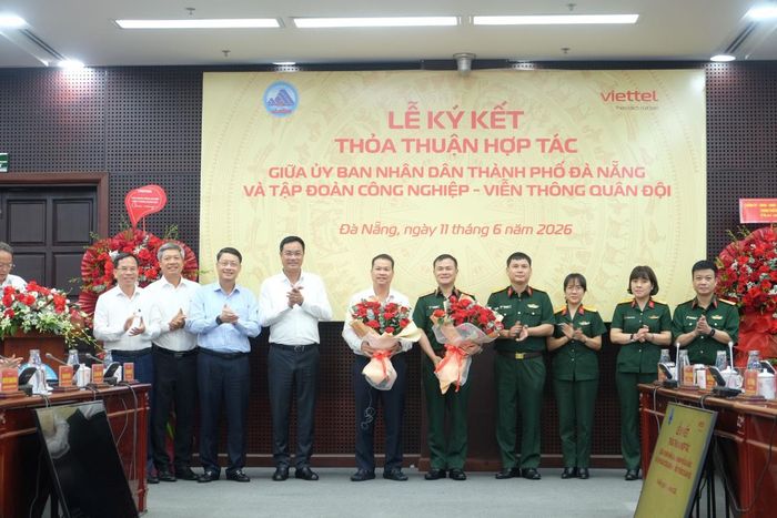 Ủy viên Trung ương Đảng, Bí thư Thành ủy, Trưởng đoàn Đại biểu Quốc hội TP Đà Nẵng Lê Ngọc Quang tặng hoa chúc mừng tại buổi lễ ký kết.