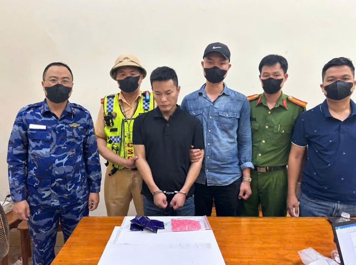 Đối tượng tàng trữ chất ma túy bị lực lượng chức năng bắt giữ. Ảnh: VCG