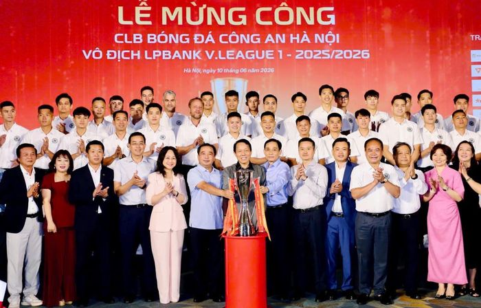 Bộ trưởng Bộ Công an Lương Tam Quang và các đại biểu chúc mừng CLB Công an Hà Nội.