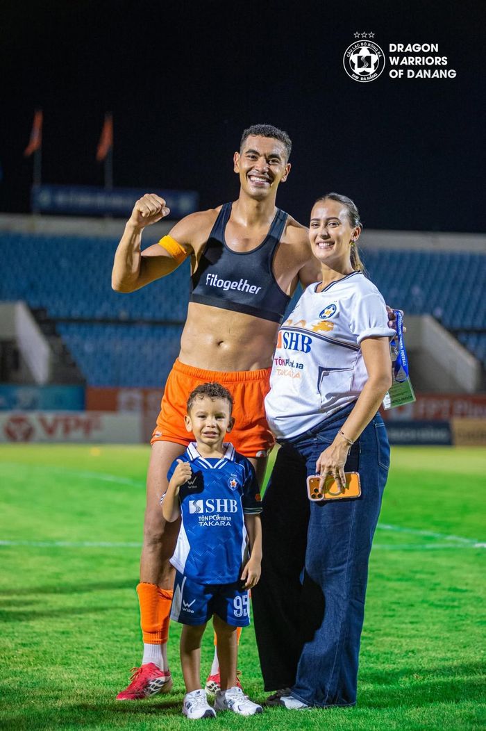 Henen David, vợ và con sau khi cùng SHB Đà Nẵng trụ hạng.