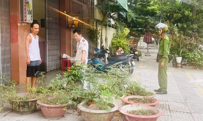 Lực lượng liên ngành phường An Hải nhắc nhở người dân thực hiện trật tự đô thị.
