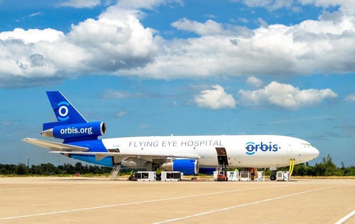 Bệnh viện bay Orbis tại một sân bay ở Việt Nam.