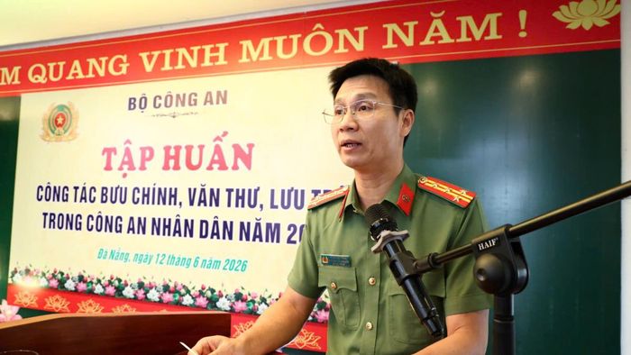 Đại tá Phạm Hữu Phúc, Phó Chánh Văn phòng Bộ Công an phát biểu tại lớp tập huấn