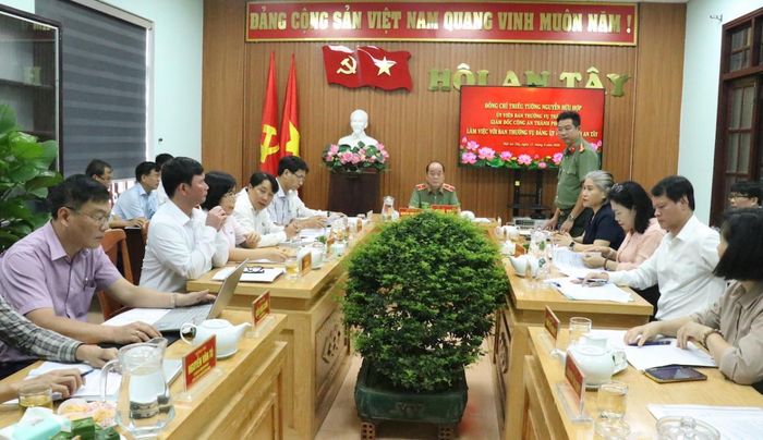 Quang cảnh buổi làm việc