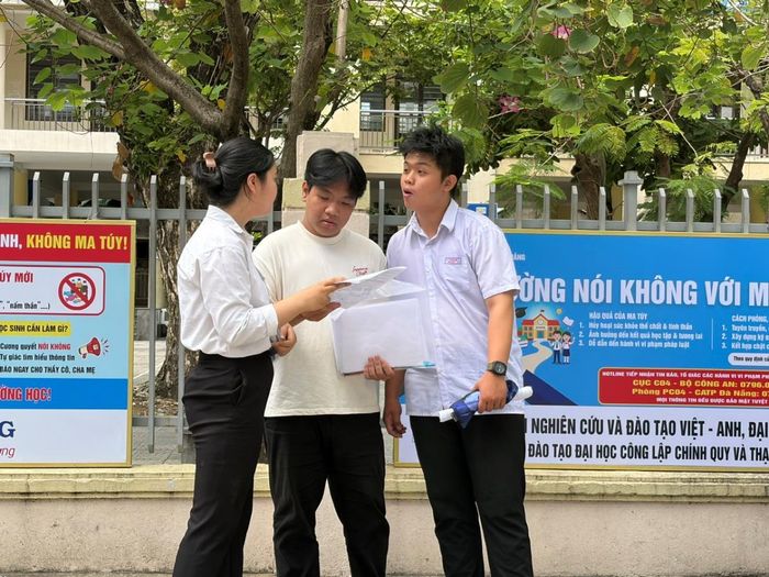 Các TS Đà Nẵng tại điểm thi THPT Trần Phú sôi nổi thảo luận sau khi hoàn tất bài thi cuối cùng. Ảnh: P.T