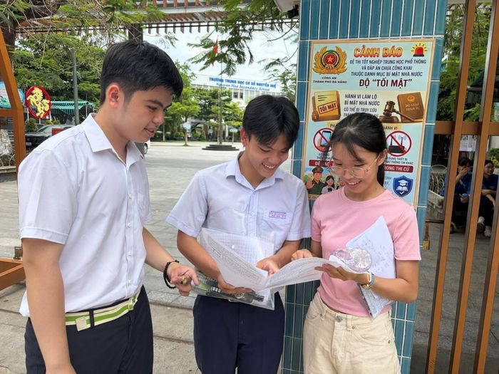 Bạn làm bài thế nào?(Trong ảnh, các TS Đà Nẵng dự thi tại điểm thi THCS Nguyễn Huệ trao đổi sau khi kết thúc các môn thi tự chọn). Ảnh: P.T