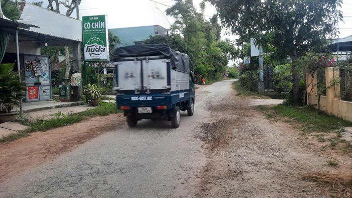 Đường ĐH10 còn 2km chưa thi công nên ảnh hưởng đến việc đi lại của người dân.